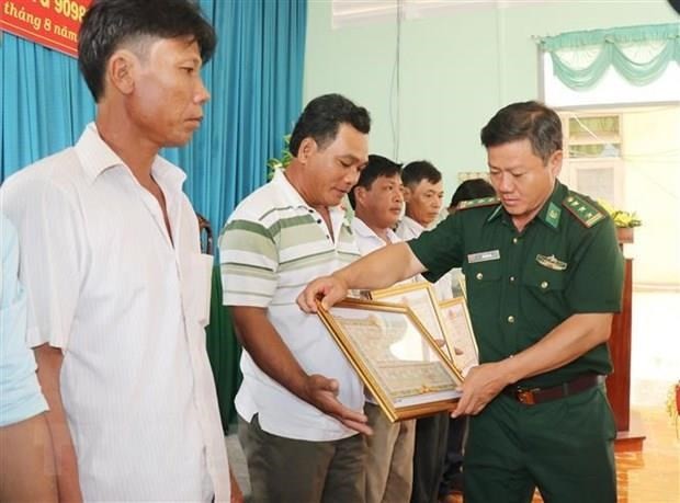 Vietnamese fishermen awarded for saving Philippine sailors