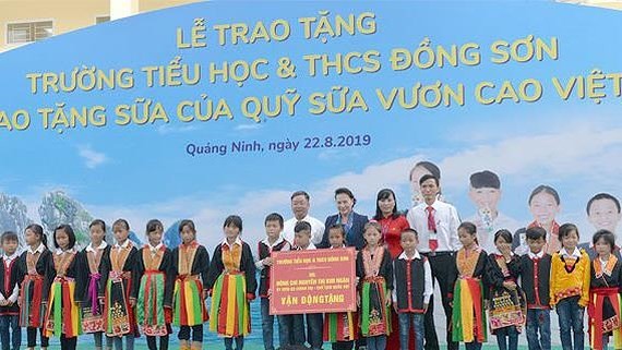 Chairwoman of the National Assembly Nguyen Thi Kim Ngan  and teachers, student of the newly-built school (Photo: SGGP)