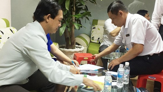 Inspectors are chekcing documents in violating companies (Photo: SGGP)