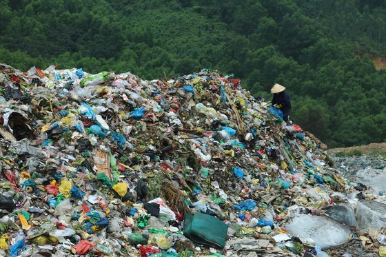 A waste landfill in Da nang City (Photo: SGGP)
