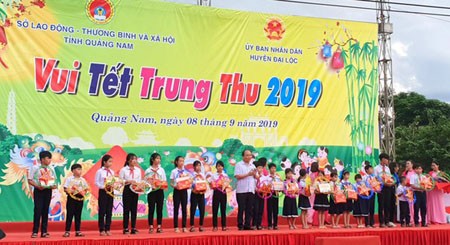 The Prime Minister delivered gifts for poor students in Dai Loc District of Quang Nam Province. (Photo: SGGP)