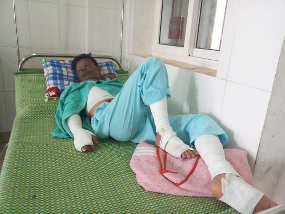 The man is being treated in the hospital ( photo: SGGP)