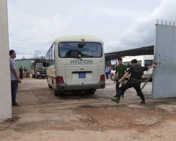 Police cordon off the warehouse (Photo: SGGP)