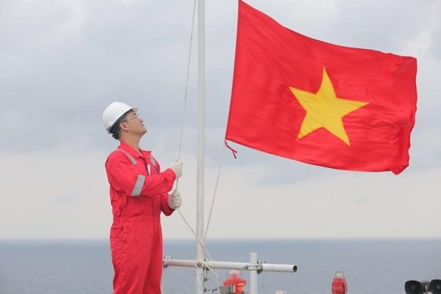 Flag raising ceremony at Hai Thach - Moc Tinh oilfield (Photo: PetroVietnam)