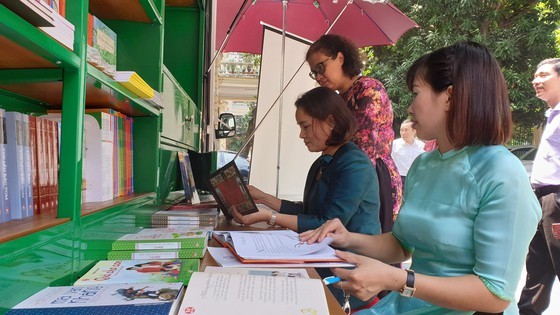Teachers in distant areas enjoy reading books of the mobile libraries (Photo: SGGP)