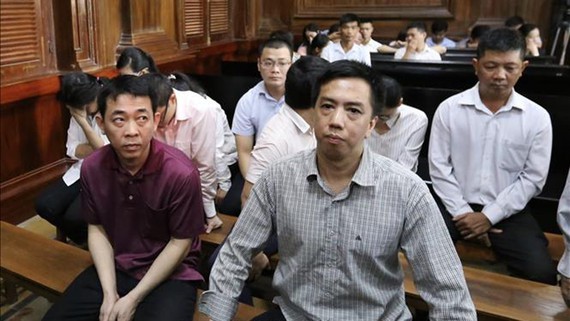 Nguyen Minh Hung, VN Pharma Chairman and General Director ( L) and Vo Manh Cuong at the court (Photo: VNA)
