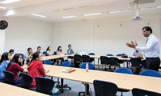 A class with foreign teacher in VNUHCM (Photo: SGGP)