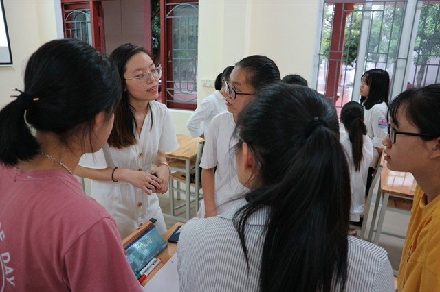 Tran Khanh Trang (second left) talks with students at Vinh University’s High School for the Gifted in Nghệ An Province on presentation skills during her voluntary trip to high schools in central Vietnam . — VNS Photo