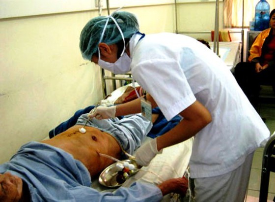 A medical worker is providing treatment to a patient after operation (Photo: SGGP)