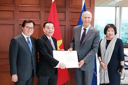 Minister Chu Ngoc Anh delivered necessary documents to join in Lahay Agreement to General Director of WIPO Francis Gurry