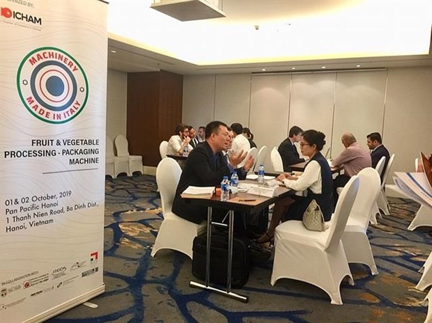 Italian and Vietnamese companies exchange information at the B2B meeting during the event “Machinery Made in Italy” in Hanoi (Photo: VNA)