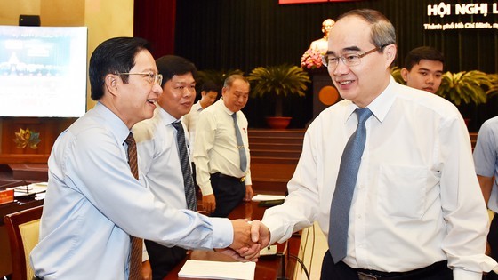 Secretary of HCMC Party Committee Nguyen Thien Nhan (R) shakes hands with delegates at the meeting (Photo: SGGP)