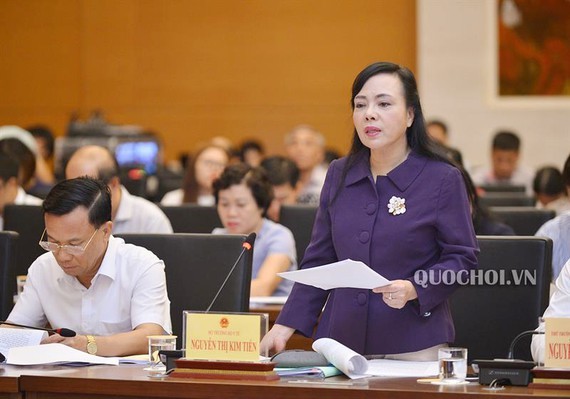 Health Minister Tien speaks at the meeting (Photo: quochoi)