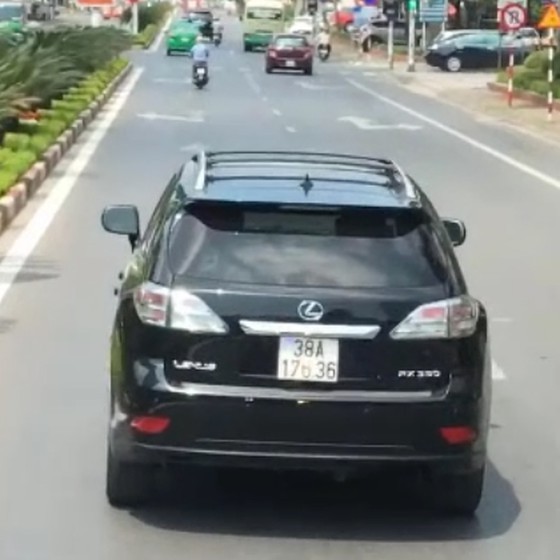Lexus car was seen in a video going viral on social media (Photo: SGGP)