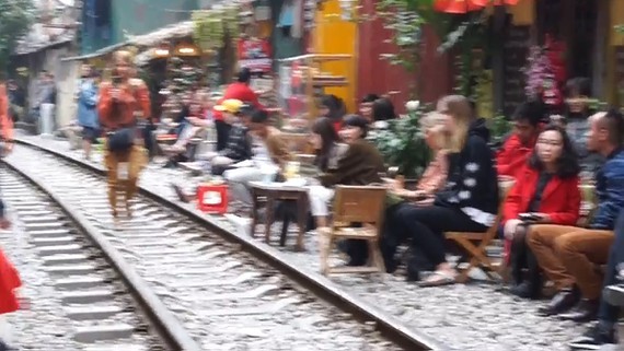 Ministry asks to shut down makeshift cafés along railroad
