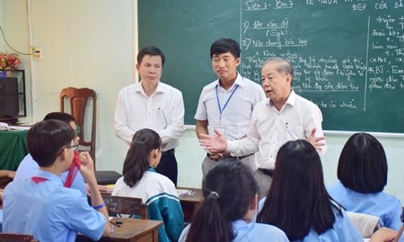 Chairman of the Thua Thien – Hue Province People’s Committee is sharing his thoughts with students and the teacher in class 9/7 of Tran Cao Van Junior High School after the civil education session