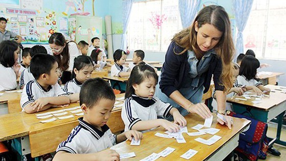 An English class with a foreign teacher in an elementary school (Photo: SGGP)