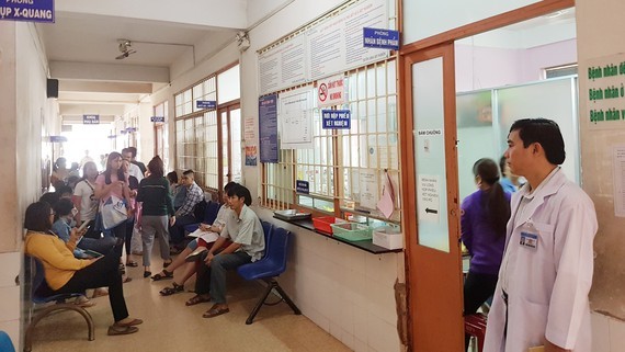 Patients are waiting to see physicians in an infirmary in District 9 (Photo; SGGP)