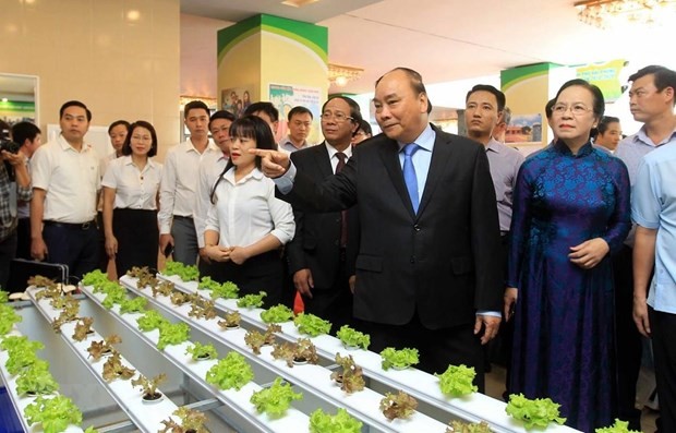 Prime Minister Nguyen Xuan Phuc visits a pavilion showcasing Hai Phong's agricultural products (Photo: VNA)