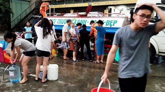 People queue for hours to take water from tanker for drinking and cooking (Photo: SGGP)