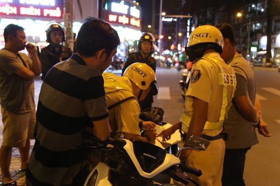 Traffic wardens are imposing fine on a violator  (Photo: SGGP)