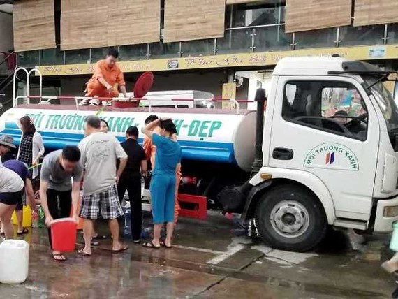 Tanker still provides water to residents in Hanoi (Photo: SGGP)
