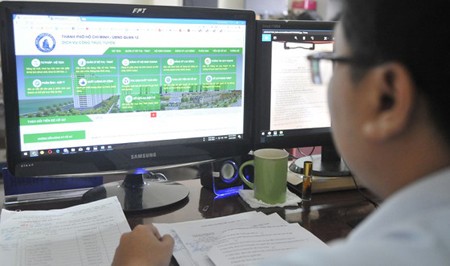 Citizens of District 12 in Ho Chi Minh City can look up information about administration procedures via a public administration service portal. (Photo: SGGP)