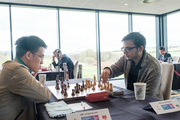 Grandmaster Le Quang Liem (L) plays GM David Pavaryan in their last match at the Grand Swiss 2019. (Photo courtersy of organiser)