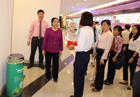 Deputy Secretary of the HCMC Party Committee Vo Thi Dung is investigating the status of implementing garbage sorting in an urban area. (Photo: SGGP)