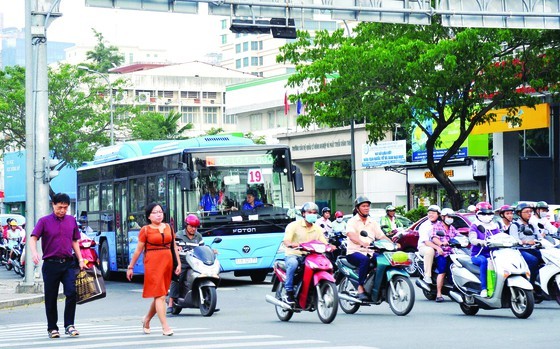 A bus travels in crowded road in HCMC (Photo: SGGP)