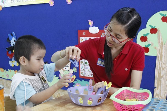 The shortage of qualified special education teachers is present in Ho Chi Minh City  (Photo: SGGP)