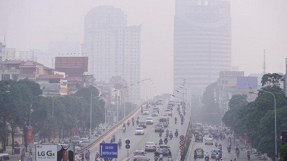 Dust kicked up by vehicles traveling on roads is major culprit of air pollution (Photo: SGGP)