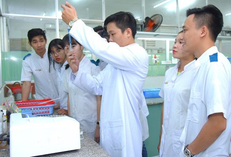 Students of Dai Viet Sai Gon College are attending a lab lesson