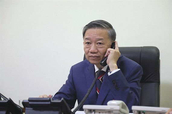 Gen. To Lam (centre), Politburo member and Minister of Public Security, holds telephone talks with Home Secretary of the UK Priti Patel on October 30 (Photo: SGGP)