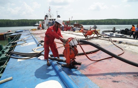 414 cubic meter oil pumped out of sunken ship in Long Tau River