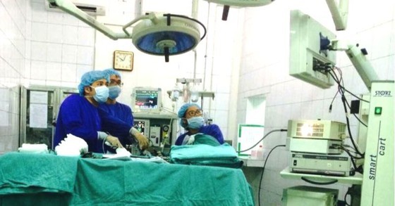 Medical workers perform an operation to treat   hemorrhoids (Photo: SGGP)