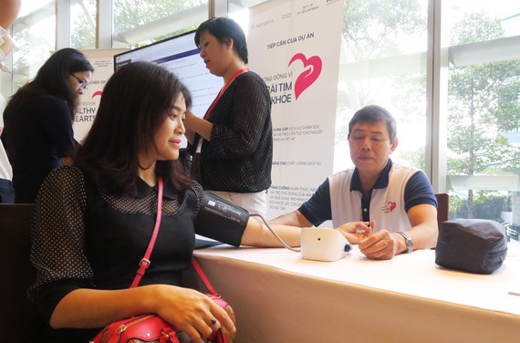 A woman is measured blood pressure gratis (Photo: SGGP)
