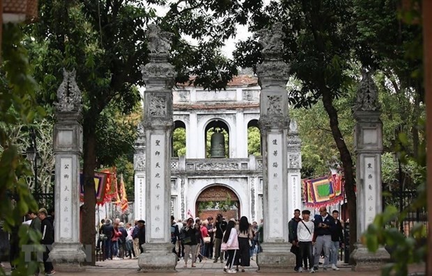 Tourists visit Van Mieu-Quoc Tu Giam (Temple of Literature and National University) in Hanoi (Photo: VNA)