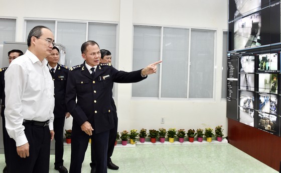 Party Chief Nhan visits the Vietnam Customs (Photo: SGGP)