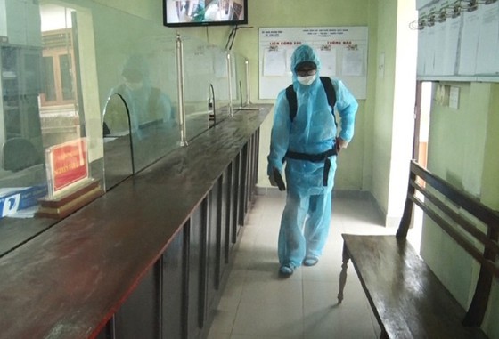 A medical workers sprays chemicals to kill mosquito (Photo: SGGP)