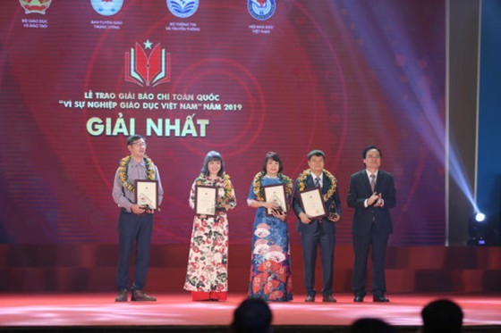 At the award-giving ceremony (Photo: SGGP)
