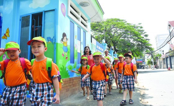 Small kids don't wade through the marshy roads with a plashing noise to the preschool any longer(Photo: SGGP)