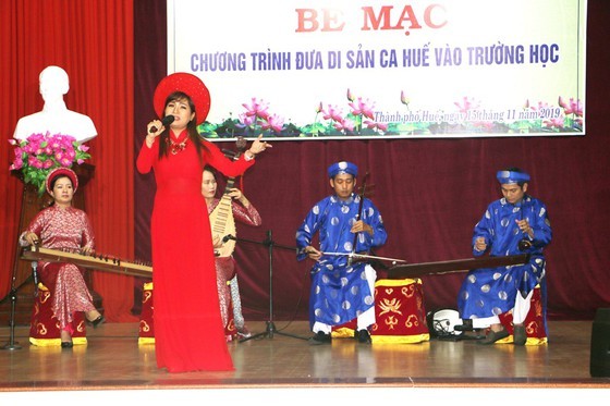 Teachers perform Ca Hue (Photo: SGGP)