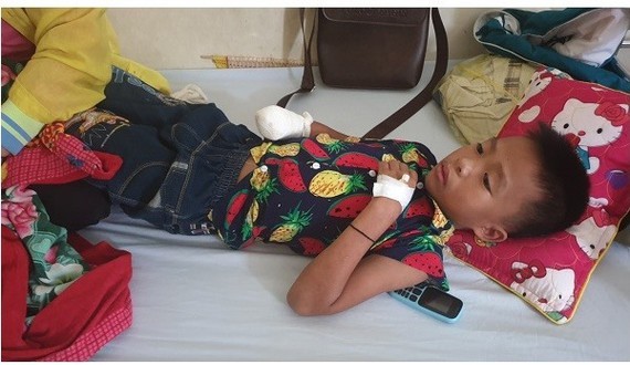 Tha nine year  old boy at the hospital with amputated hand (Photo: SGGP)