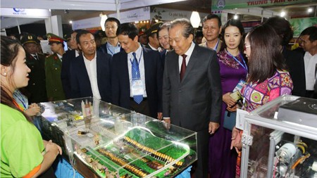 Deputy Prime Minister Truong Hoa Binh is learning about promiment products in Gia Lai TechDemo 2019. (Photo: SGGP)
