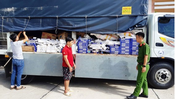 Economic police force keep a truck that carries smuggled tobacco (Photo: SGGP)