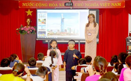 A lesson in the project ‘Experimental Teaching in Social and Natural Science Subjects’ for third graders of Nguyen Binh Khiem Primary School. (Photo: SGGP)