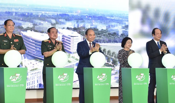 Prime Minister Nguyen Xuan Phuc (centre) attends the inauguration ceremony for the trauma and orthosis institute under Military Hospital 175 (Photo: SGGP)