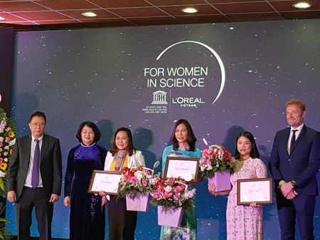 Vice President of Vietnam Dang Thi Ngoc Thinh delivered awards for the 3 female scientists. (Photo: SGGP)
