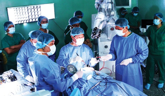 People Hospital's 115 uses Robot Modus V Synaptive system for nerve operation (Photo: SGGP)
